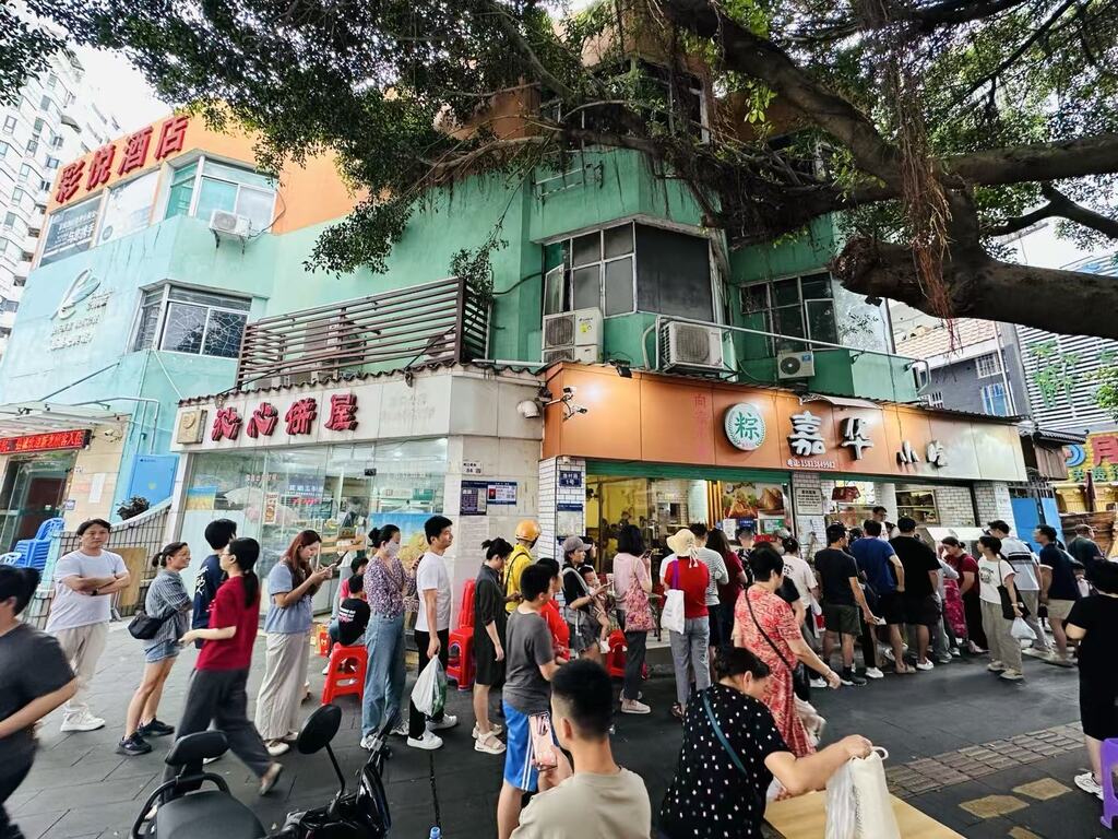 众多“必吃榜”餐厅门口都排起了长队。受访者供图