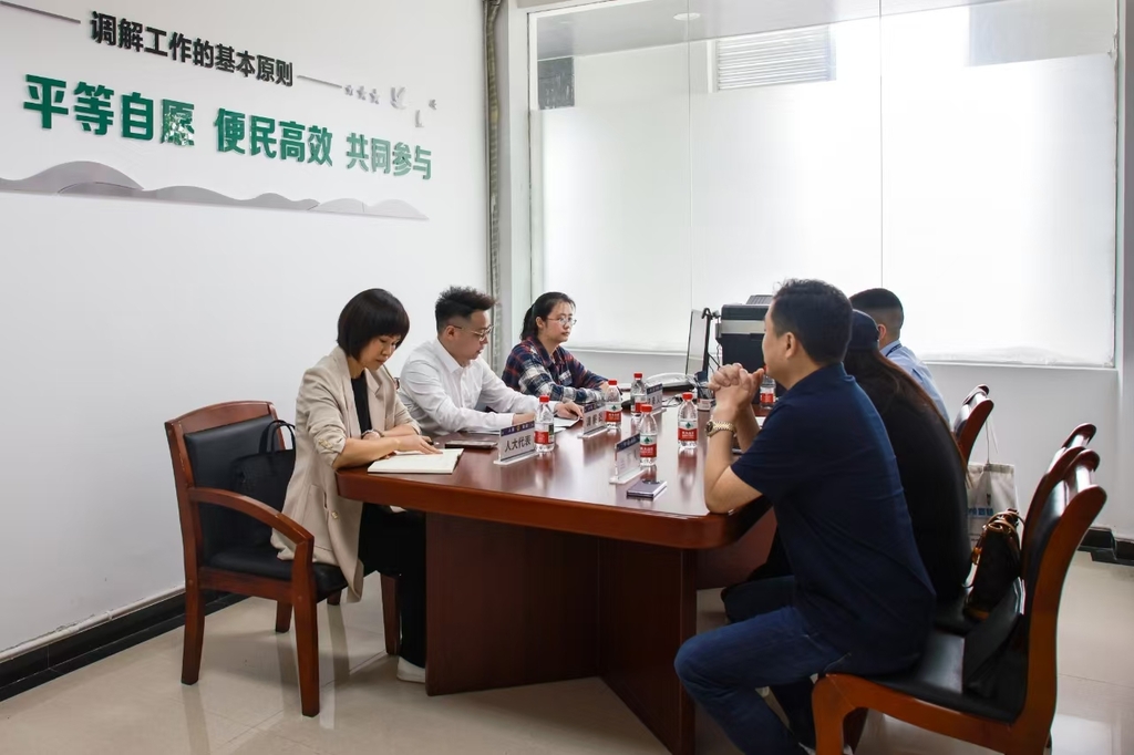 现场调解。受访者供图