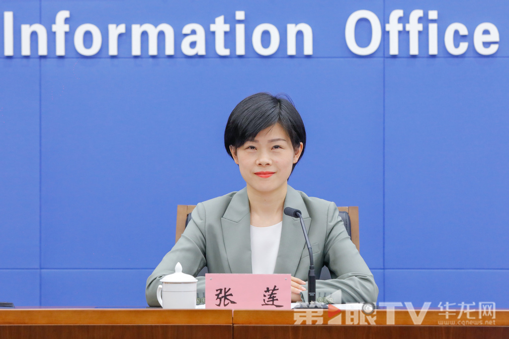 市妇联党组成员、副主席张莲回答记者提问。第1眼TV-华龙网记者 石涛 摄