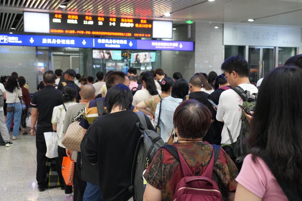 旅客正在候车。汪亮 摄