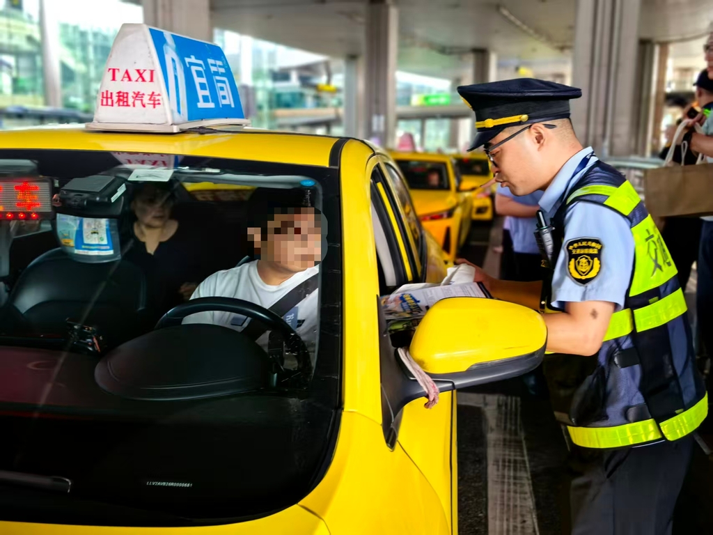 执法队员对出租车进行例行检查，并进行交通宣传。受访者供图