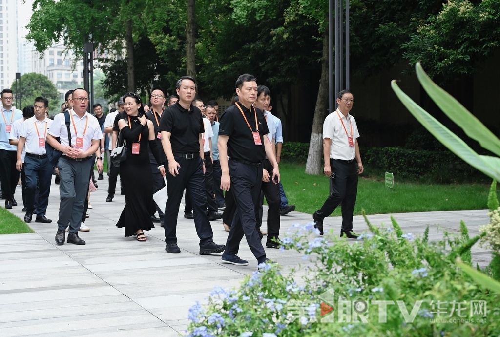 企业代表走进位于渝中区的重庆市数字经济产业园。 第1眼TV-华龙网记者 刘润 摄