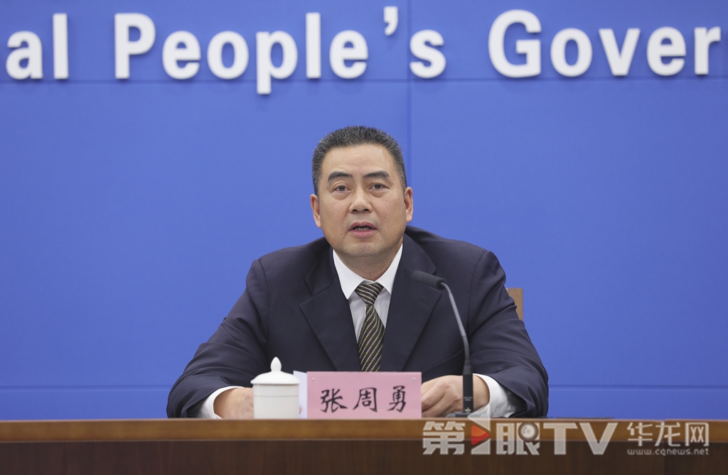 市体育局副局长张周勇回答记者提问。第1眼TV-华龙网首席记者 李文科 摄