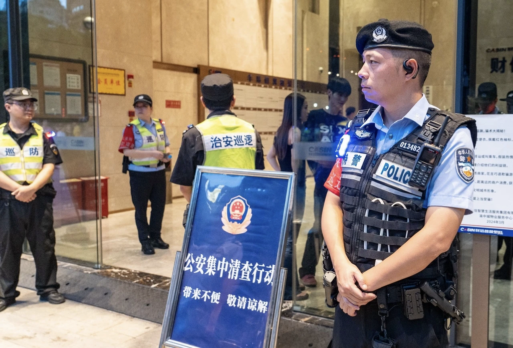 重庆警方重点检查了旅馆业落实未成年人入住“五必须”规定的情况。 警方供图