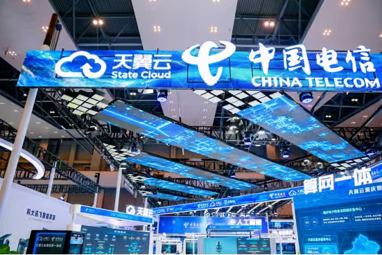 中国电信展台集中展示云、人工智能、量子、安全等领域40余项成果。受访者供图