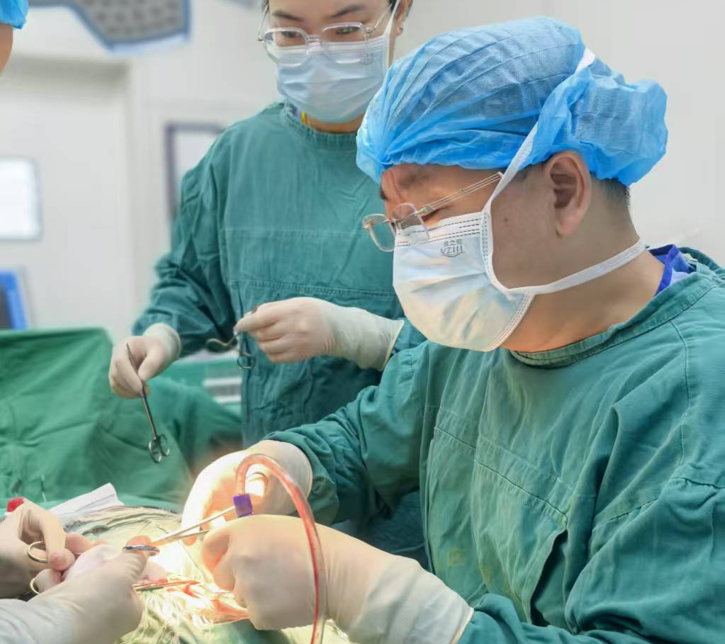医生正在为安安做手术。 受访者供图