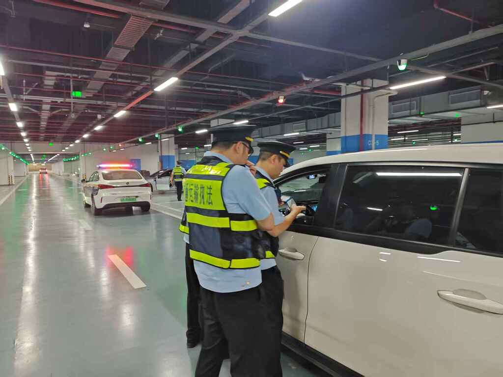执法人员对网约车进行例行检查。受访者供图