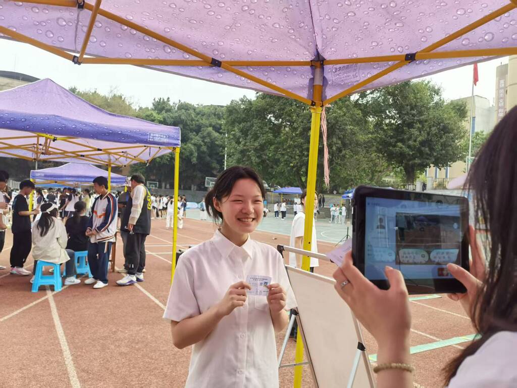 考生参加“立定跳远”考试前通过人脸识别核实考生身份。受访者供图