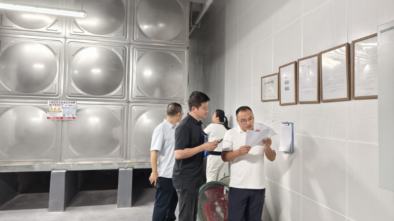 工作人员开展实地检查。市城市供节水事务中心供图