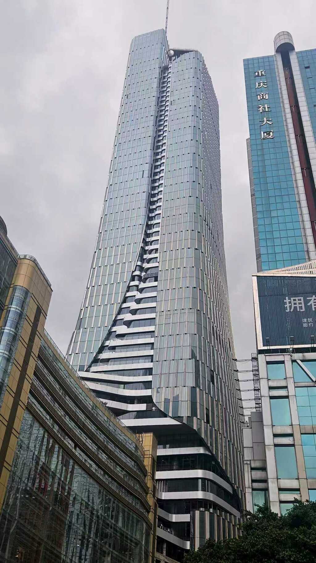 解放碑时尚文化城项目完成幕墙安装。中建八局供图