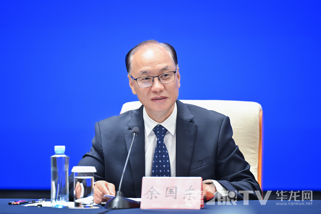 重庆市生态环境局局长余国东回答记者提问。第1眼TV-华龙网记者 李一鸣 摄