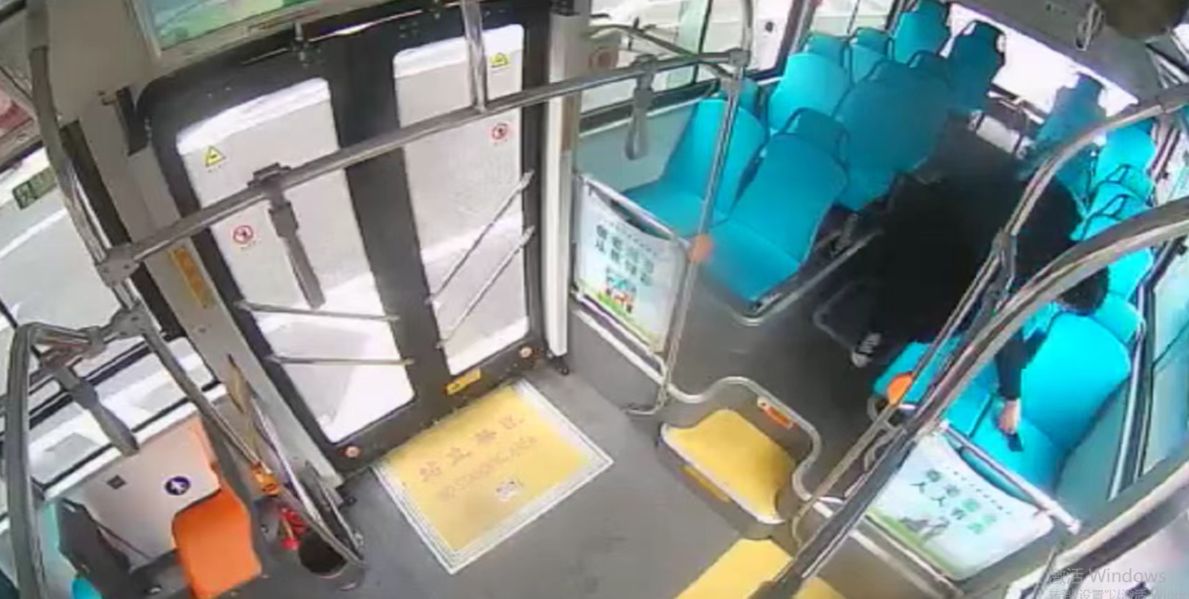 乘客在车上捡到手机。视频截图