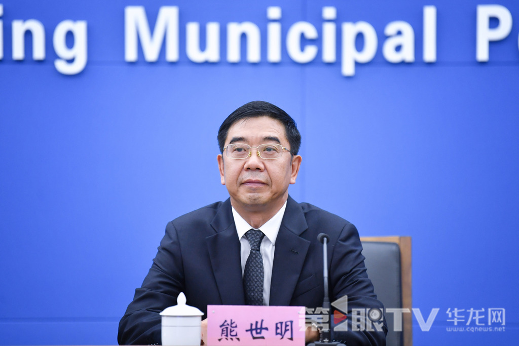 市司法局副局长熊世明回答记者提问。第1眼TV-华龙网记者 李一鸣 摄