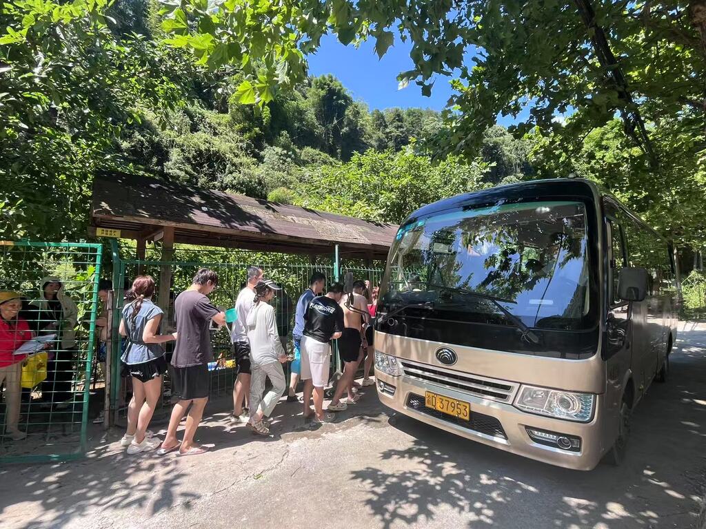 游客乘坐接驳车。受访者供图