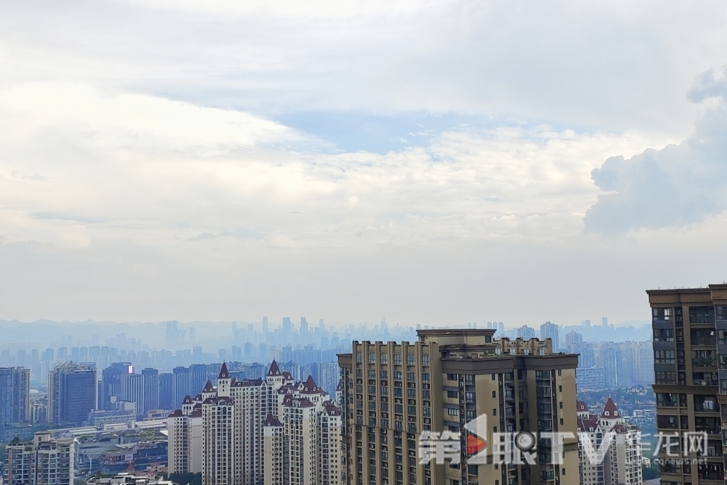 两江新区鸳鸯立交附近,下午的阵雨下过后天空开始逐渐放晴。第1眼TV-华龙网记者 石涛 摄
