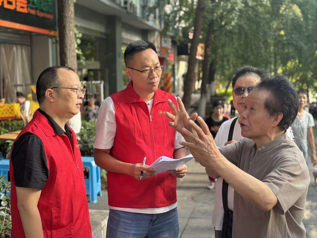 公交志愿者现场收集居民出行建议。受访者供图