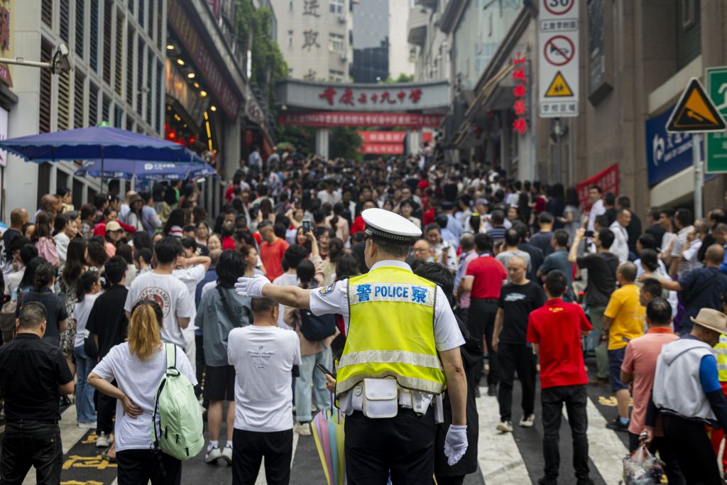 渝中交巡警支队将确保参考师生集中出行交通安全顺畅。 警方供图