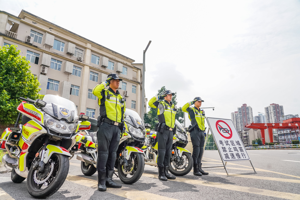 为确保高考顺利进行,江北区公安分局交巡警支队将全力做好交通安保工作。 警方供图