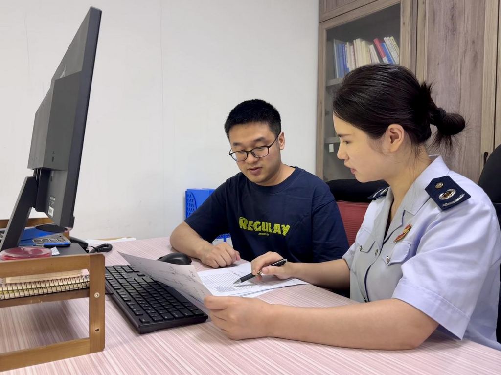南岸区税务人员为企业财务人员讲解纳税信用成长账户指标参数，帮助其理清涉税业务处理关键点。重庆市税务局供图