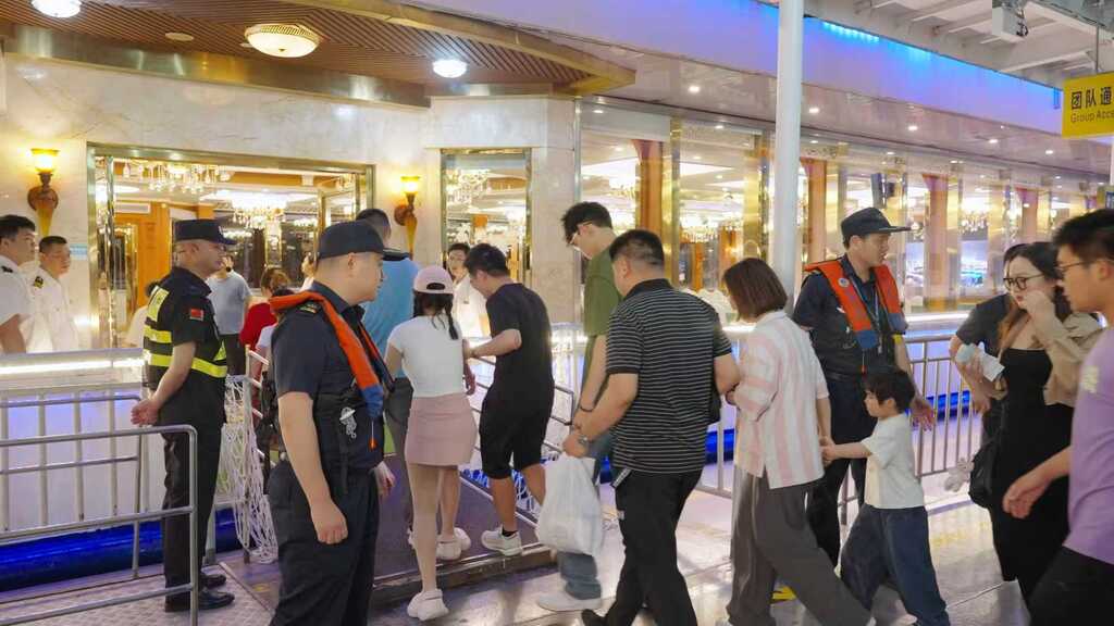 执法人员维护两江游上下船秩序。受访者供图