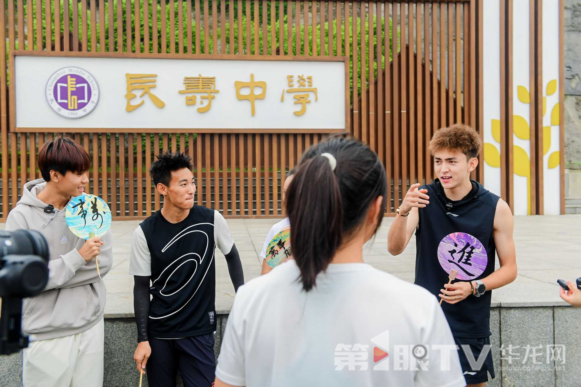 艾力西尔短跑名将走进校园。第1眼TV-华龙网记者舒婷摄