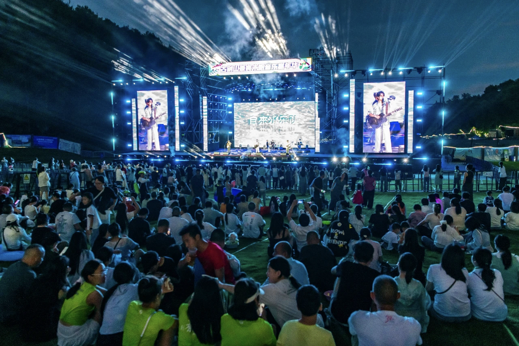 重庆綦江古剑山綦宵未眠音乐嘉年华首场演出举行。陈再华 摄