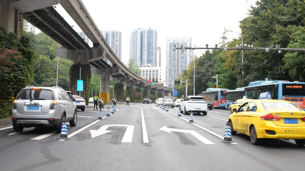 专用车道左转。 警方供图
