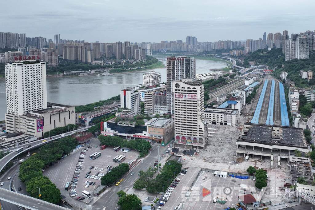 重庆站改华铁宾馆爆破拆除工程现场。第1眼TV-华龙网记者 李一鸣 摄