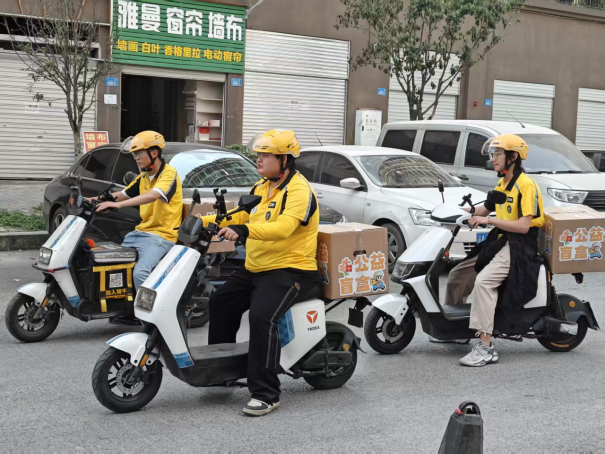 “红岩骑手”志愿者将“公益盲盒”精准投递。受访者供图