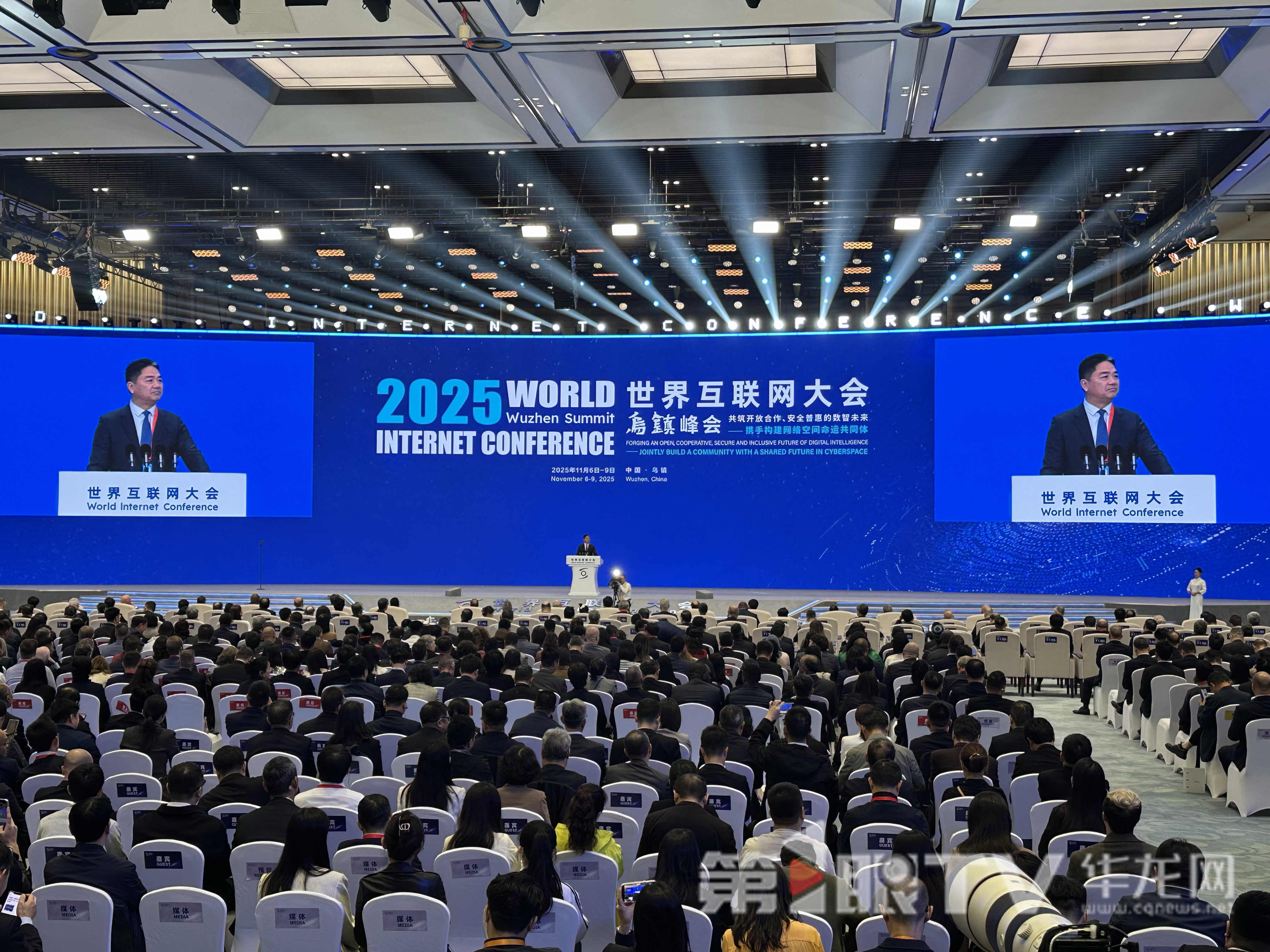 开幕式上，京东集团创始人、董事局主席刘强东发表演讲。 第1眼TV-华龙网 特派记者 唐雨 摄