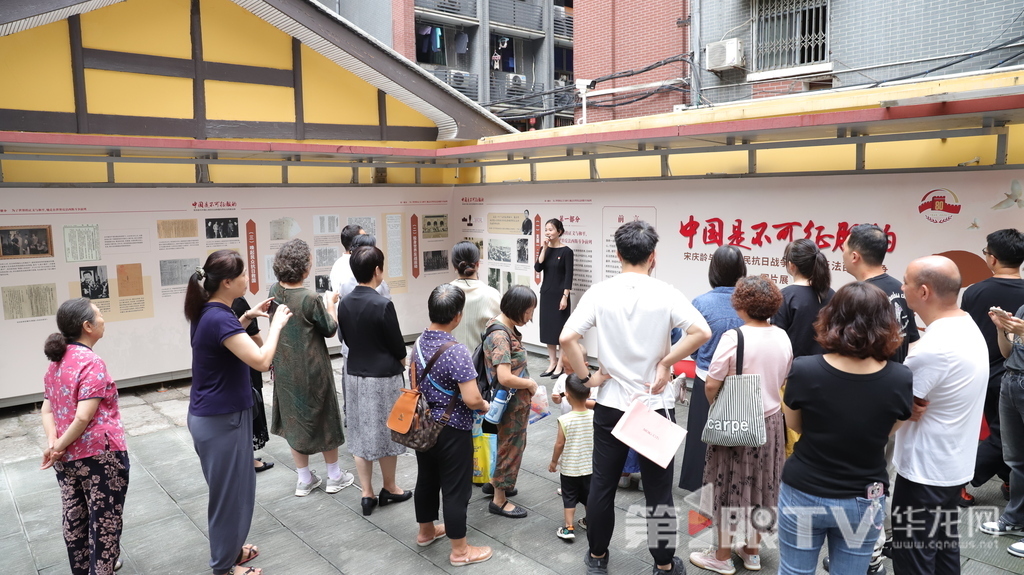 市民游客参展。第1眼TV-华龙网记者 陈洋 摄